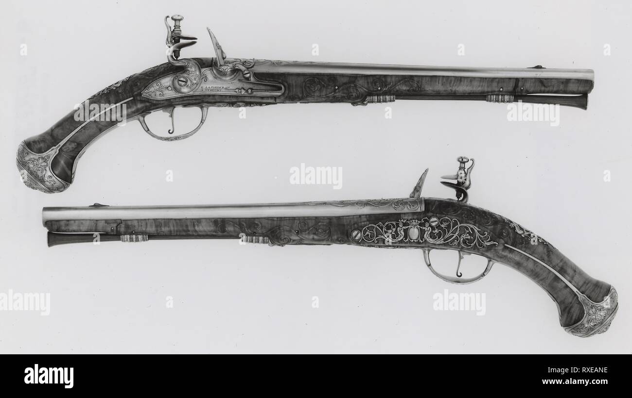 Coppia di custodia Flintlock Pistols. Armaiolo: Gerrit Lasonder; (Olandese, attivo 1659-87); Utrecht. Data: 1665-1675. Dimensioni: L. 52 cm (20 1/2 in.) canna L. 34,3 cm (13 1/2 in.) calibro .52 Wt. 2 lb. 10 oz. Acciaio, rame, radica di noce. Origine: Utrecht. Museo: Chicago Art Institute. Foto Stock