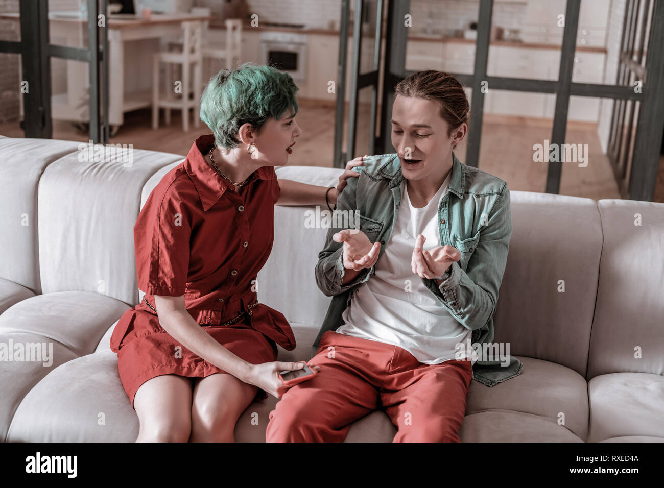 Bionda fidanzato trovare scuse dopo texting altra donna Foto Stock