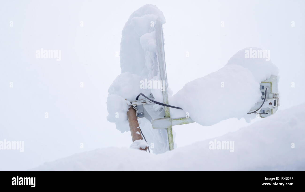 La bianca torre del piatto per la comunicazione in Aula. Esso è riempito con il bianco della neve durante la stagione invernale in Scandinavia Foto Stock