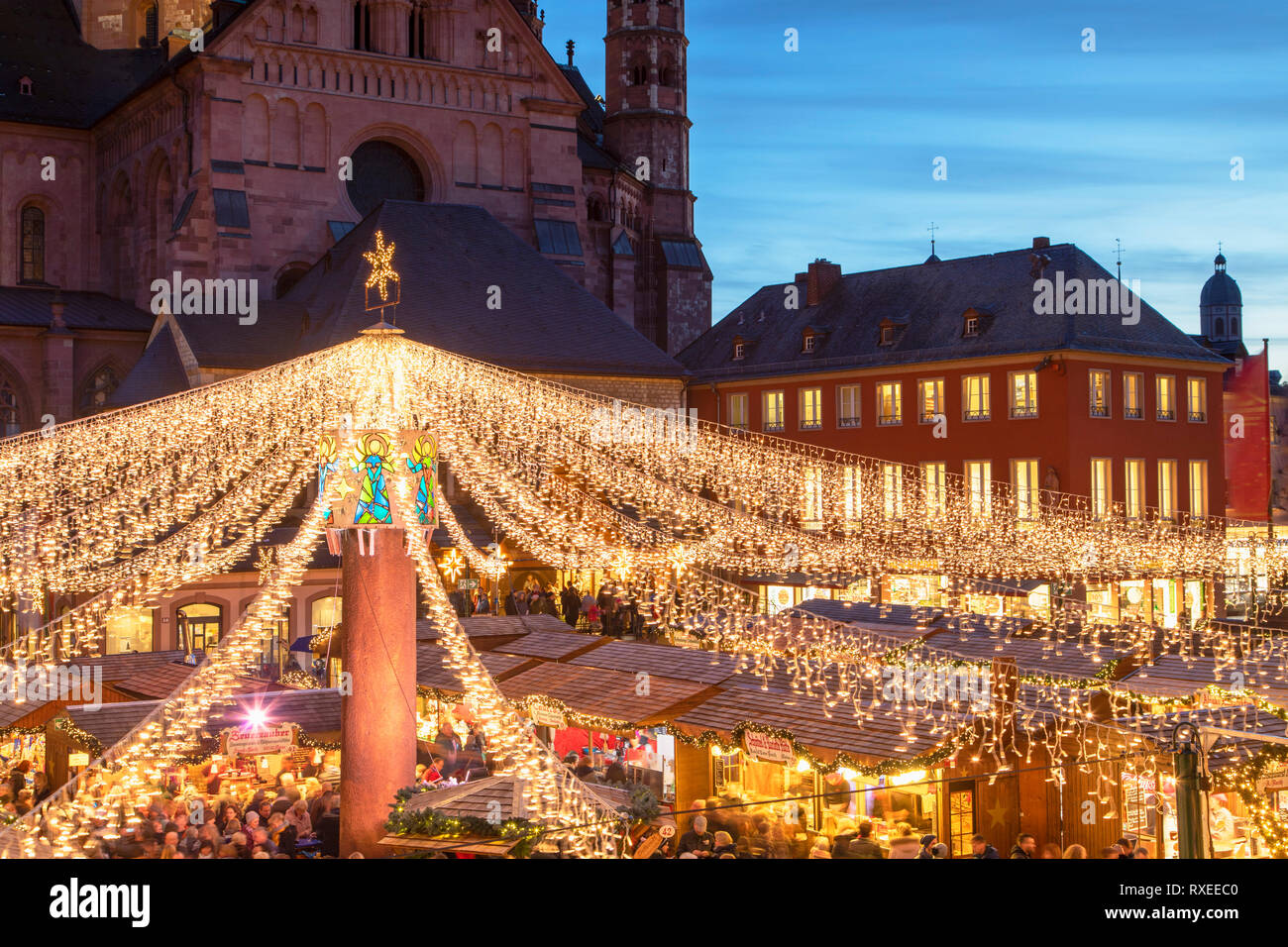 Mercato di Natale e Cattedrale di Magonza al crepuscolo, Mainz, Renania-Palatinato, Germania Foto Stock