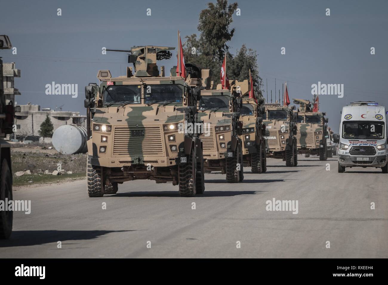 Flotta di Veicoli blindati visto durante la pattuglia. L'esercito turco inizia il suo primo patrol intorno alla frontiera siriana nella zona demilitarizzata tra i punti di controllo con un numero di veicoli blindati. Foto Stock