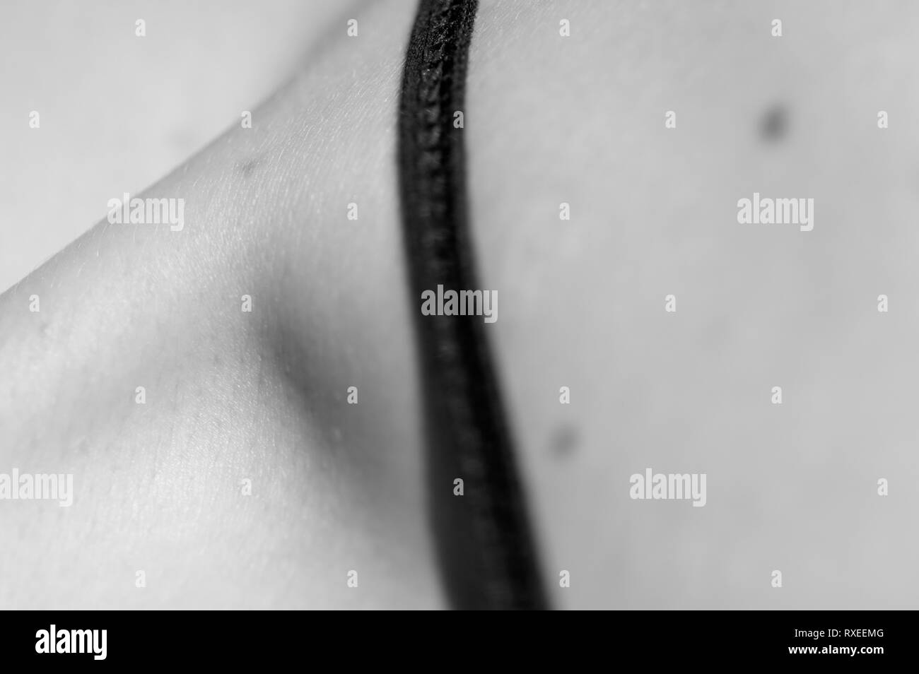 Una immagine in bianco e nero di una donna collare osso con una fascetta prese con un obiettivo macro Foto Stock