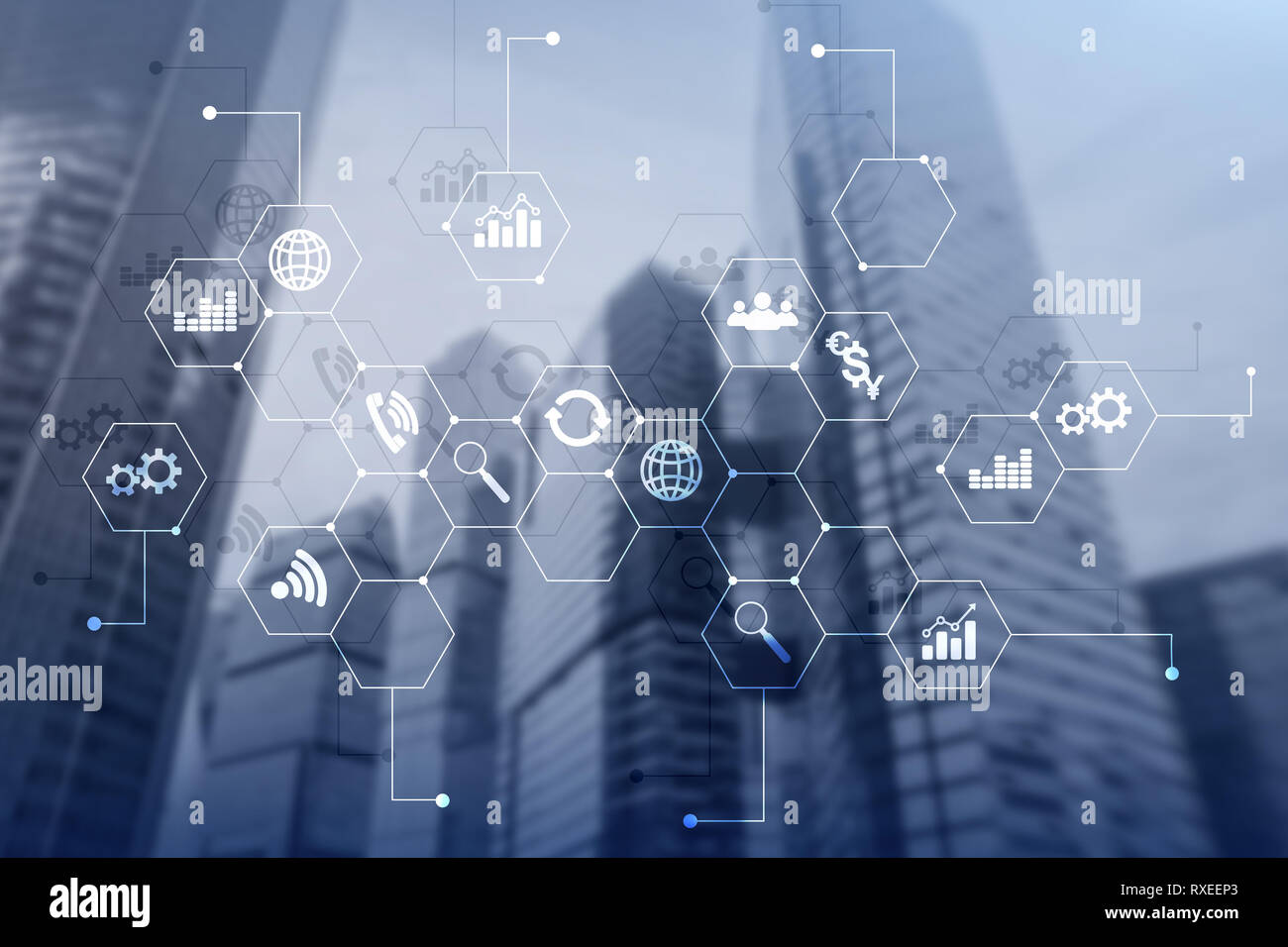 La doppia esposizione dei supporti misti. Gli schemi e le icone sulla schermata di ologramma. La gente di affari e moderna città sullo sfondo. Foto Stock