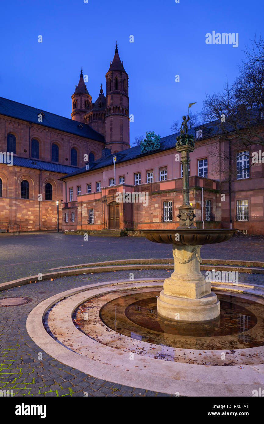 La cattedrale di san Pietro al crepuscolo, Worm, Renania-Palatinato, Germania Foto Stock