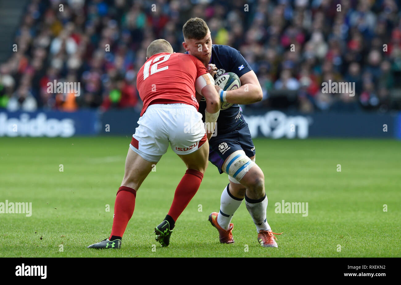 Il Galles Hadleigh Parkes (sinistra) affronta il problema della Scozia Magnus Bradbury durante il Guinness Sei Nazioni corrispondono a BT Murrayfield, Edimburgo. Foto Stock