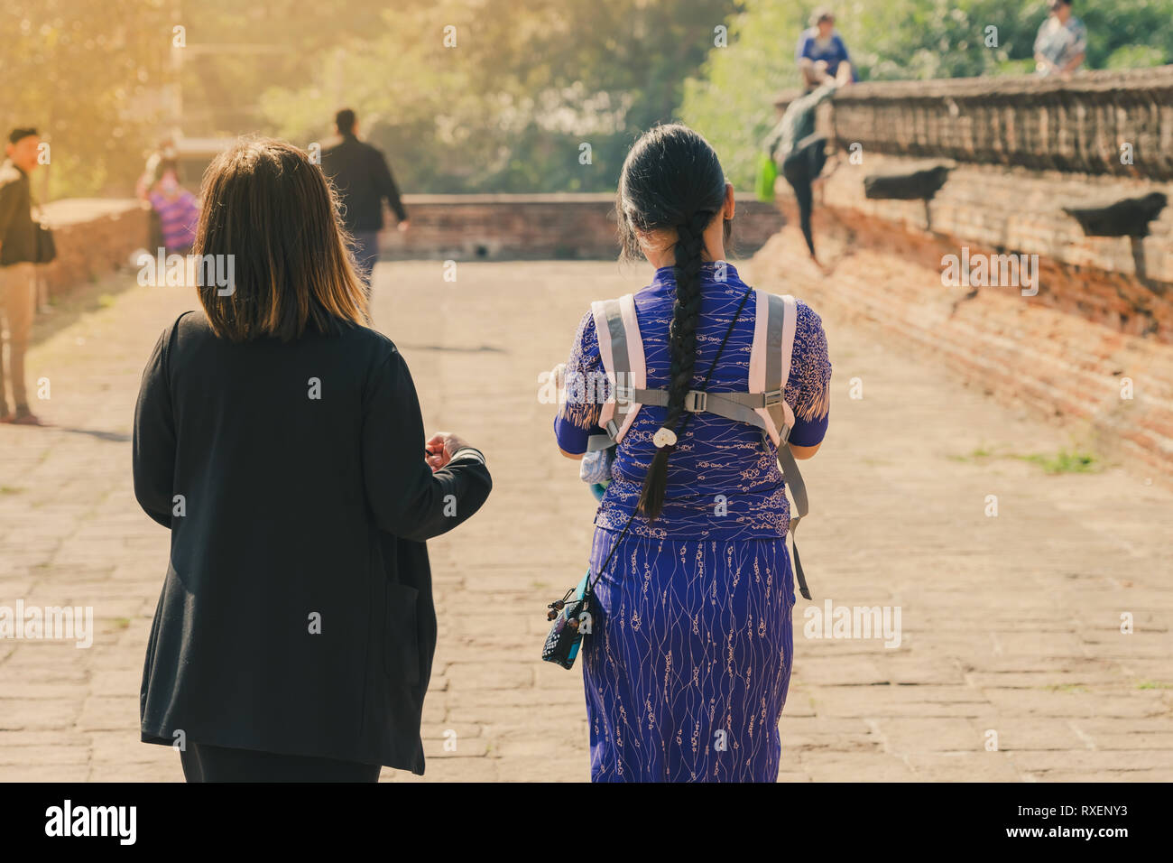 Backview femminile di turisti alla antica Pa Hto Taw Gyi Pagoda rovine a Mingun città vicino a Mandalay, Myanmar. Foto Stock