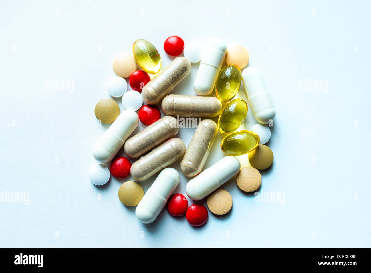 Un assortimento di multi vitamine su sfondo bianco Foto Stock