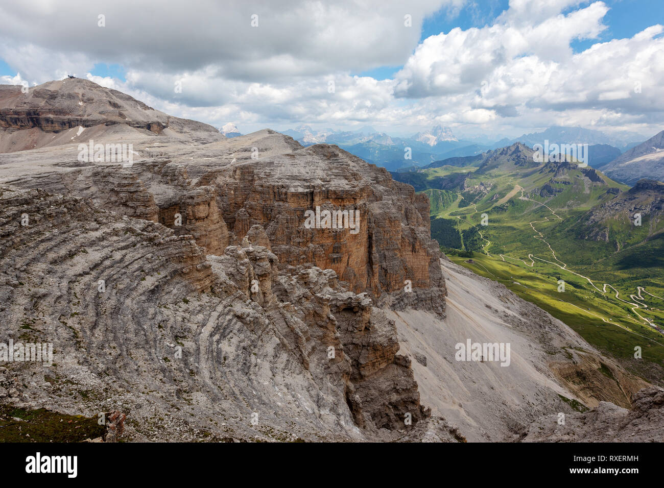 Il gruppo montuoso del Sella. Aspetti geologici di rocce sedimentarie e carsiche. Vista sul picco di Piz Boè. Le Dolomiti. Alpi Italiane. Europa. Foto Stock