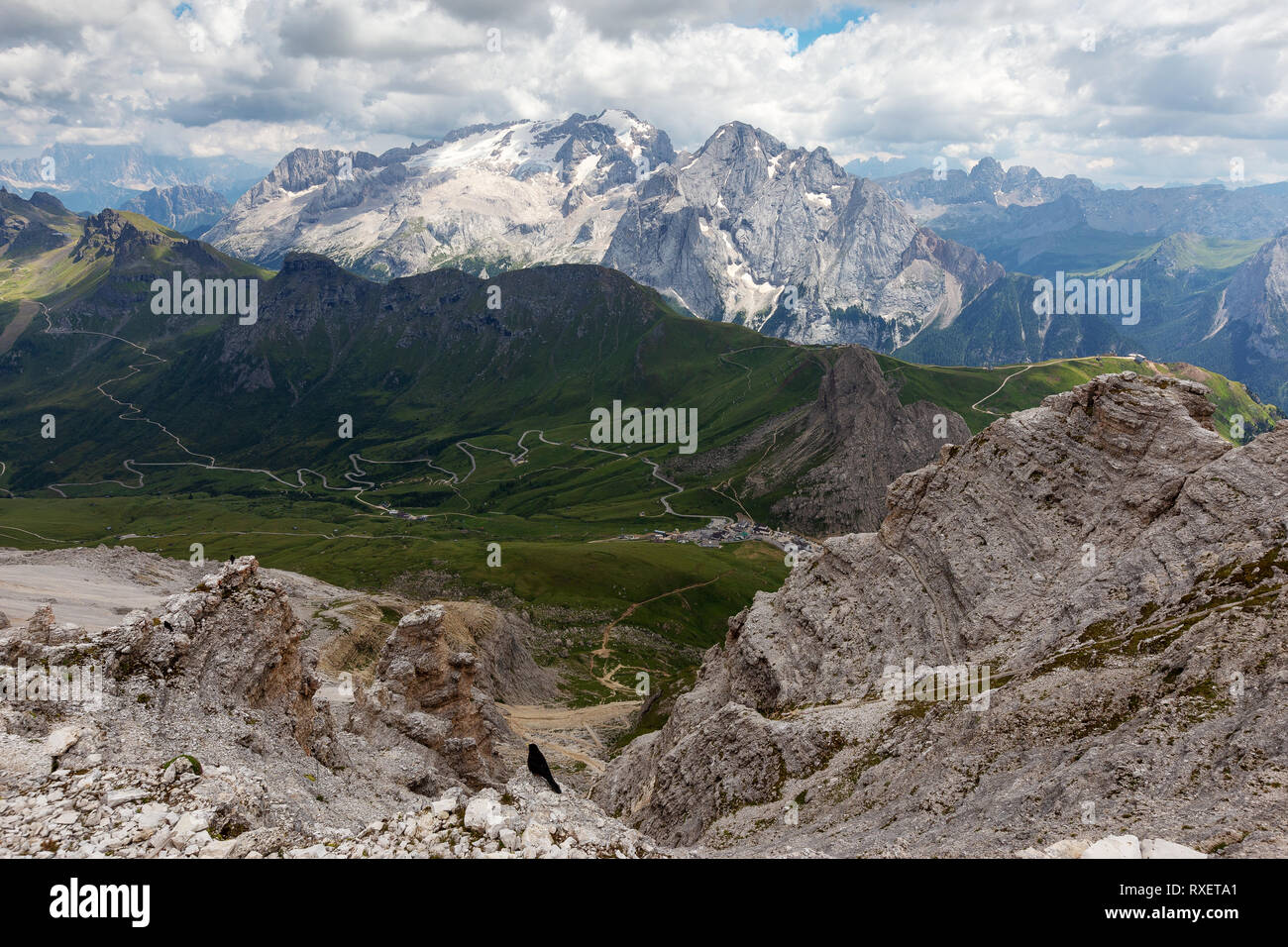 Il Gruppo Sella e dietro il gruppo Padon e il massiccio della Marmolada. Le Dolomiti. Alpi Italiane. Europa. Foto Stock