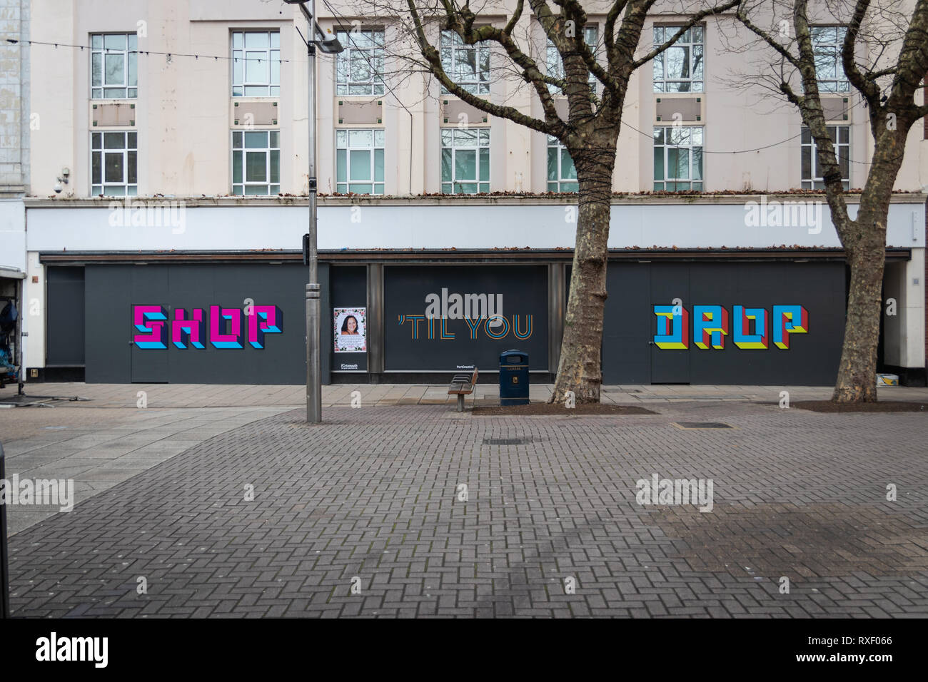 Sop till you drop artwork sulla parte anteriore del negozio chiuso, Portsmouth, Hampshire, Regno Unito Foto Stock