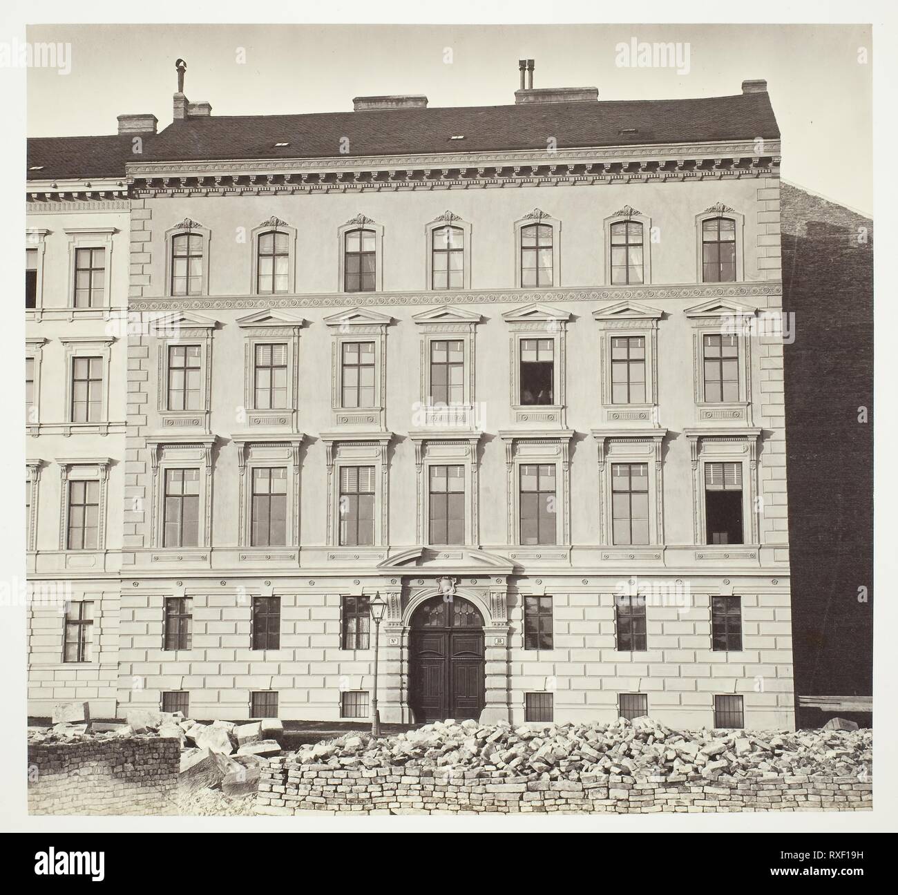 Elisabethstra?e n. 18, Wohnhaus Senior Excellenz des Grafen Trautmansdorf. Artista sconosciuto; austriaco del XIX secolo. Data: 1860-1869. Dimensioni: 28,2 x 30,1 cm (l'immagine/carta); 42,8 × 61,2 cm (album). Albume stampa. Origine: Austria. Museo: Chicago Art Institute. Autore: anonimo. Foto Stock