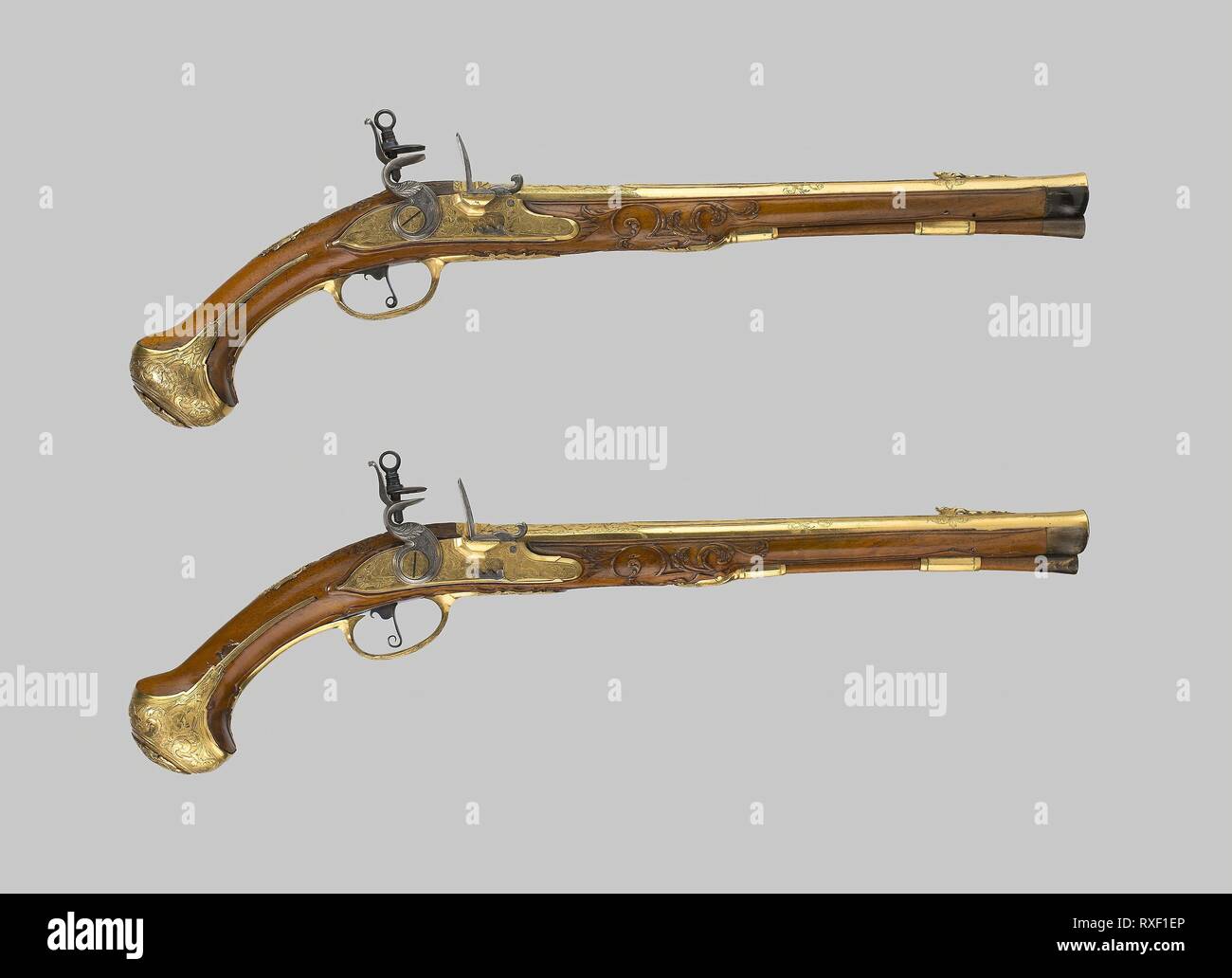 Coppia di custodia Flintlock Pistols. Austriaco, Vienna. Data: 1700-1725. Dimensioni: L. 53,3 cm (21 in.) canna L.35.3 cm (13 7/8 in.), WT. 2 lb. 14 oz. Calibro .58. Acciaio e ottone, doratura, noce, e avvisatore acustico. Origine: Vienna. Museo: Chicago Art Institute. Foto Stock
