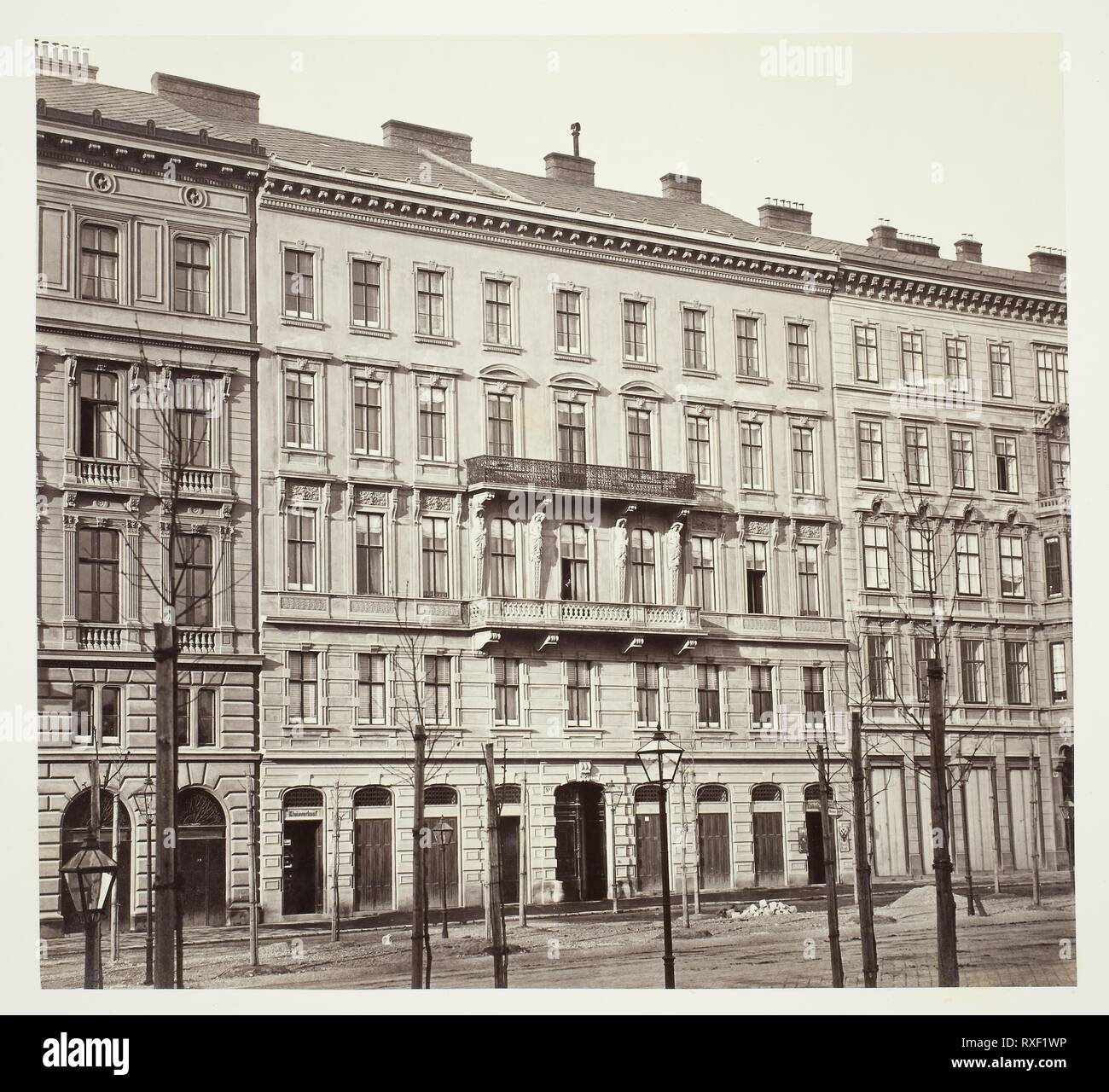 Opern-Ring n. 19, Wohnhaus des Herrn Karl Herzfeld. Artista sconosciuto; austriaco del XIX secolo. Data: 1860-1869. Dimensioni: 28 x 30,5 cm (l'immagine/carta); 42,8 × 61,3 cm (album). Albume stampa. Origine: Austria. Museo: Chicago Art Institute. Autore: anonimo. Foto Stock