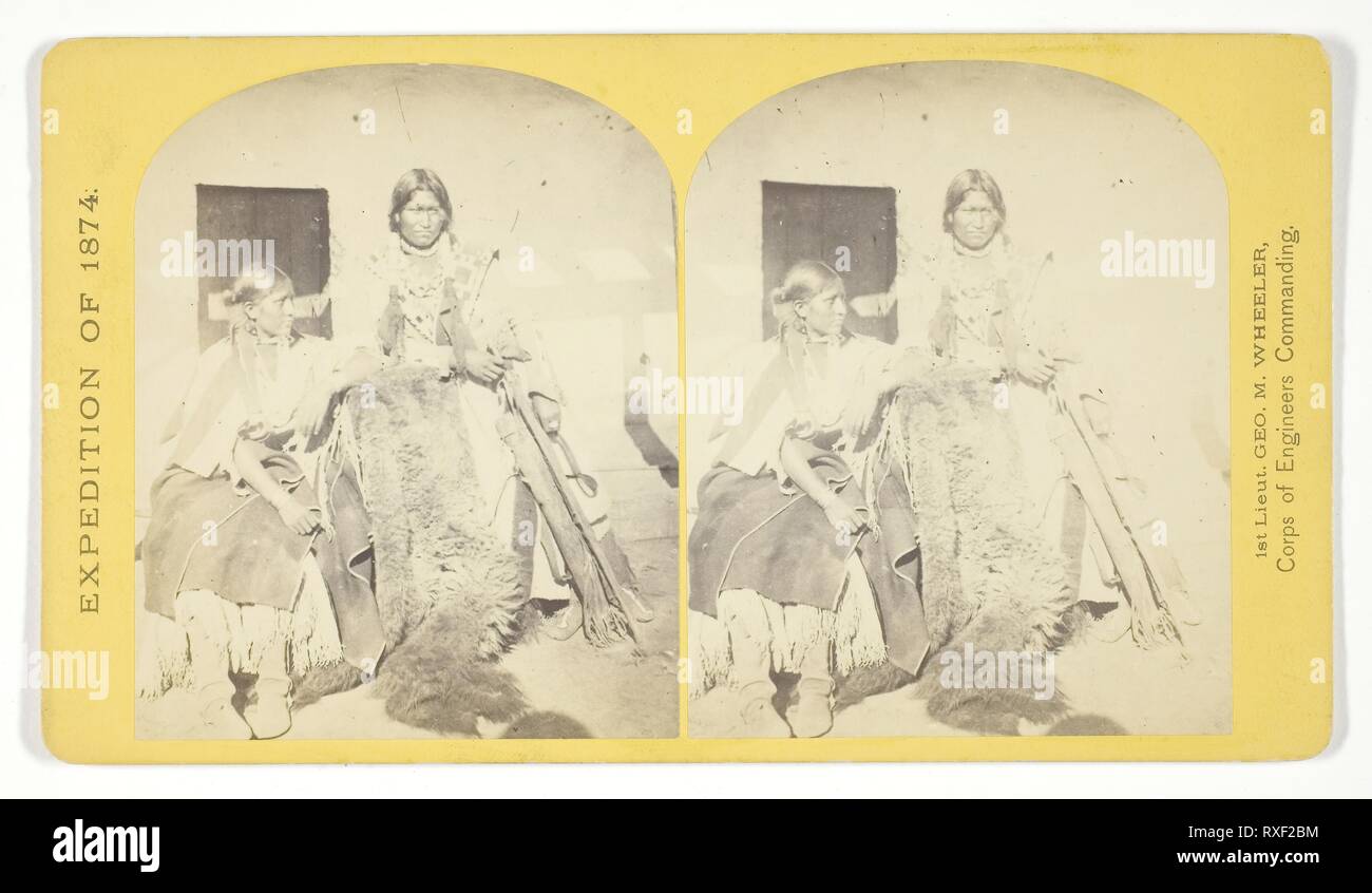 Jicarilla Apache coraggiosi e Squaw, ultimamente sposa. Agenzia Abiquiu, Nuovo Messico. Timothy O'Sullivan (American, nato in Irlanda, 1840-1882); commissionato da George Wheeler per il reparto di guerra, il Corpo degli Ingegneri, U.S. Esercito. Data: 1874. Dimensioni: 9,2 x 7,4 cm (ogni immagine); 10 x 17,7 cm (scheda). Albume stampa, stereo, No. 41 dalla serie 'esplorazioni geografiche e indagini a ovest del meridiano centesimo". Origine: Stati Uniti. Museo: Chicago Art Institute. Foto Stock