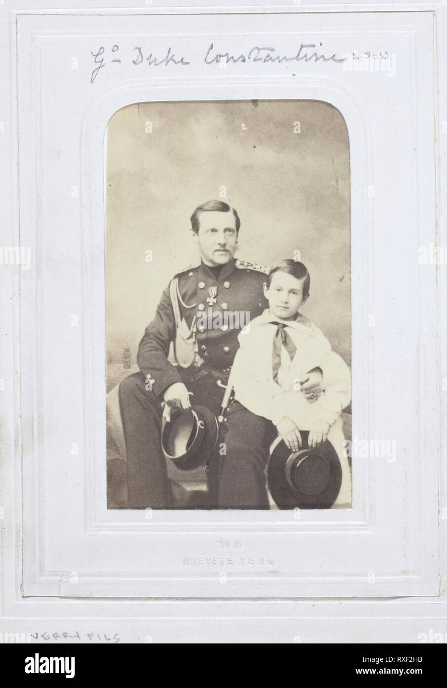 Il Granduca Costantino e figlio. Verry Fils; francese, attiva la metà e la fine del XIX secolo. Data: 1860-1869. Dimensioni: 8,7 x 5,5 cm (l'immagine/carta); 10,5 x 6,2 cm (mount). Albume stampa. Provenienza: Francia. Museo: Chicago Art Institute. Autore: Verry fils. Sergei Lvovich Levitsky. Foto Stock