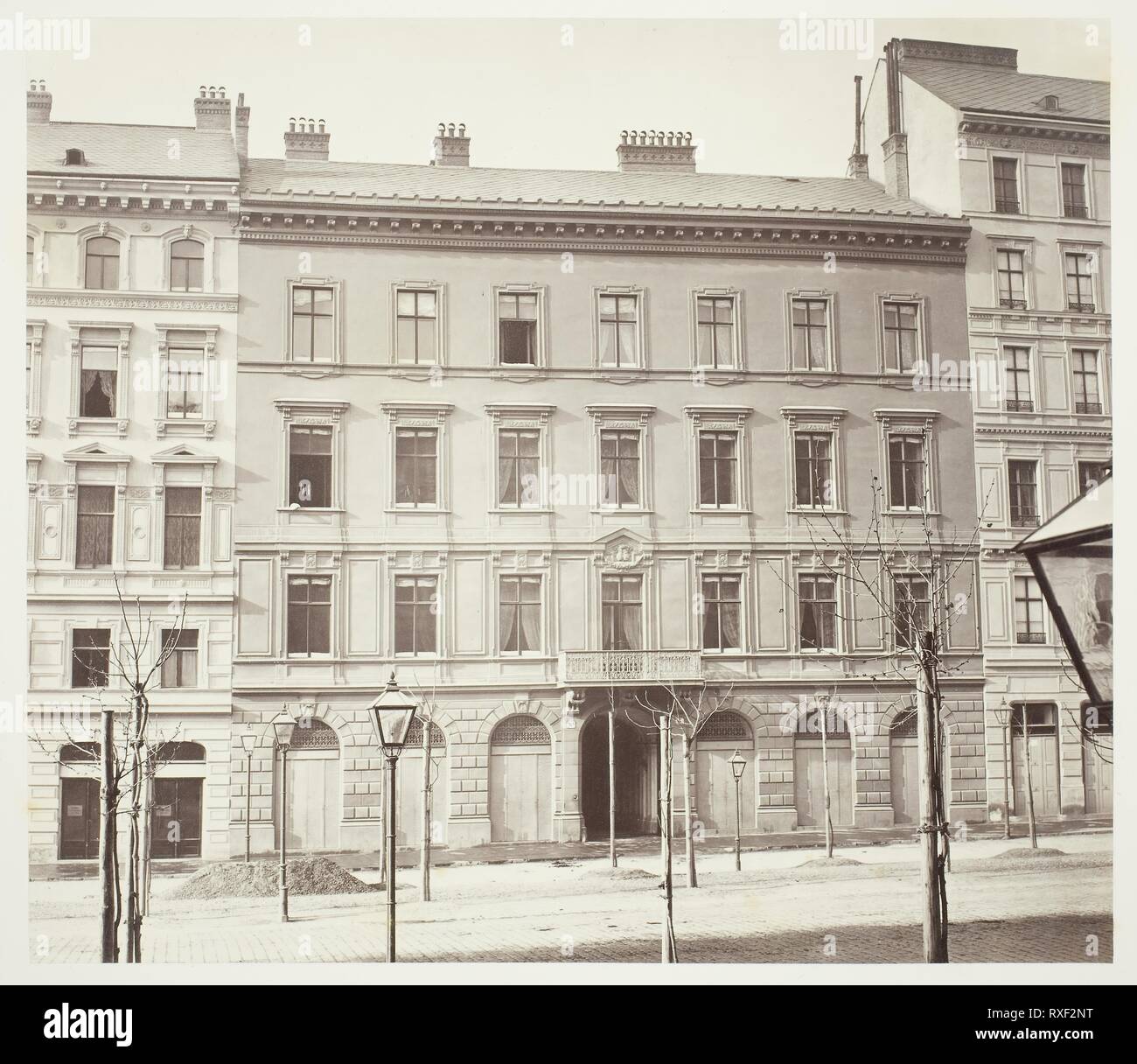 Kärnthner-Ring n. 4, Wohnhaus des J. Ritter von Königswarter. Artista sconosciuto; austriaco del XIX secolo. Data: 1860-1869. Dimensioni: 24,8 x 28,4 cm (l'immagine/carta); 42,8 × 61,2 cm (album). Albume stampa. Origine: Austria. Museo: Chicago Art Institute. Autore: anonimo. Foto Stock