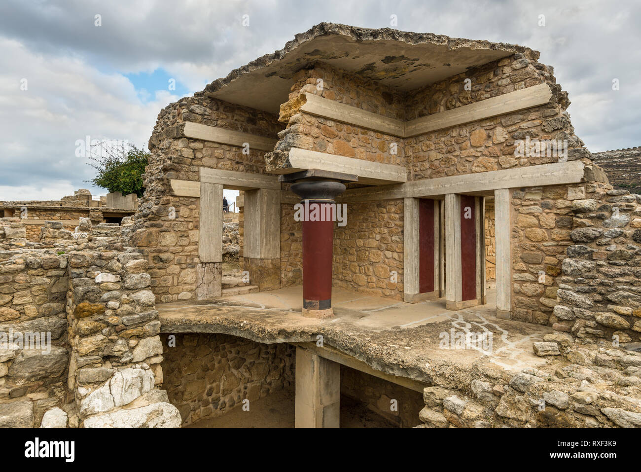 Knossos, Grecia - 2 Novembre 2017: il palazzo di Cnosso, Creta, Grecia. Dettaglio delle antiche rovine del famoso palazzo minoico di Cnosso. È l'ampia Foto Stock