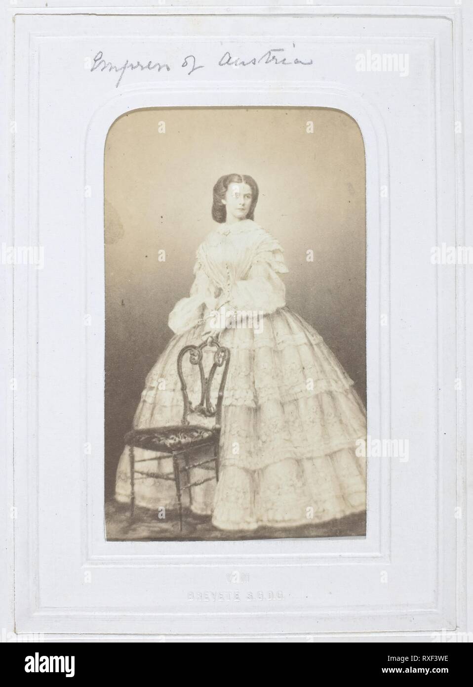 L'Imperatrice d'Austria. Artista sconosciuto; europea attiva 1860s. Data: 1860-1869. Dimensioni: 8,6 x 5,5 cm (l'immagine/carta); 10 x 6,3 cm (mount). Albume stampa. Origine: . Museo: Chicago Art Institute. Foto Stock