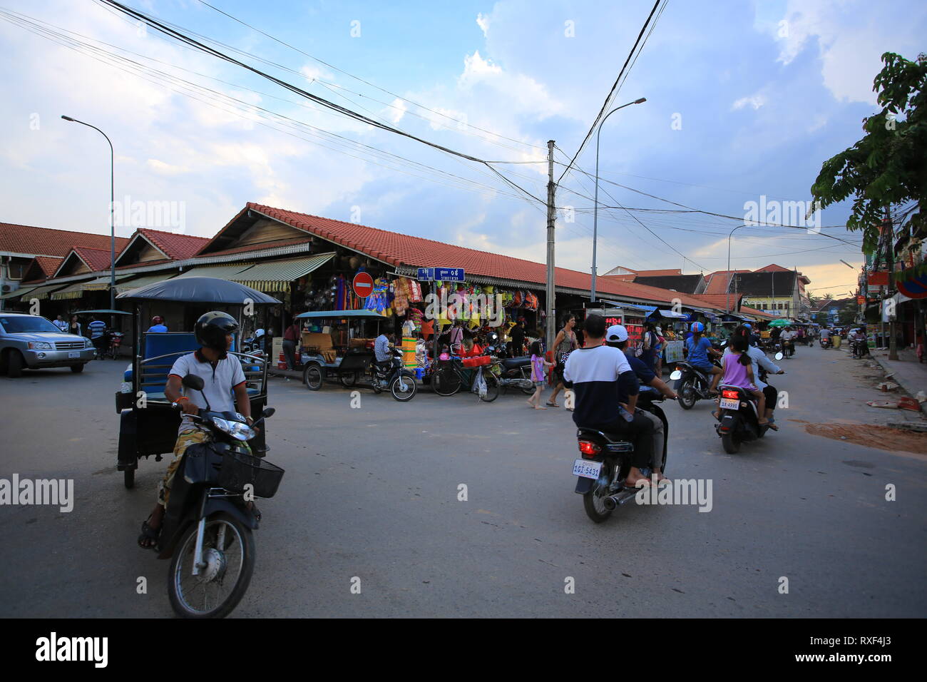 Phnom Penh:Cambogia ; 2017 aprile 11 il primo negozio al mercato locale di phnom penh.mercato locale è uno dei più grandi mercato locale di Phnom penh Foto Stock