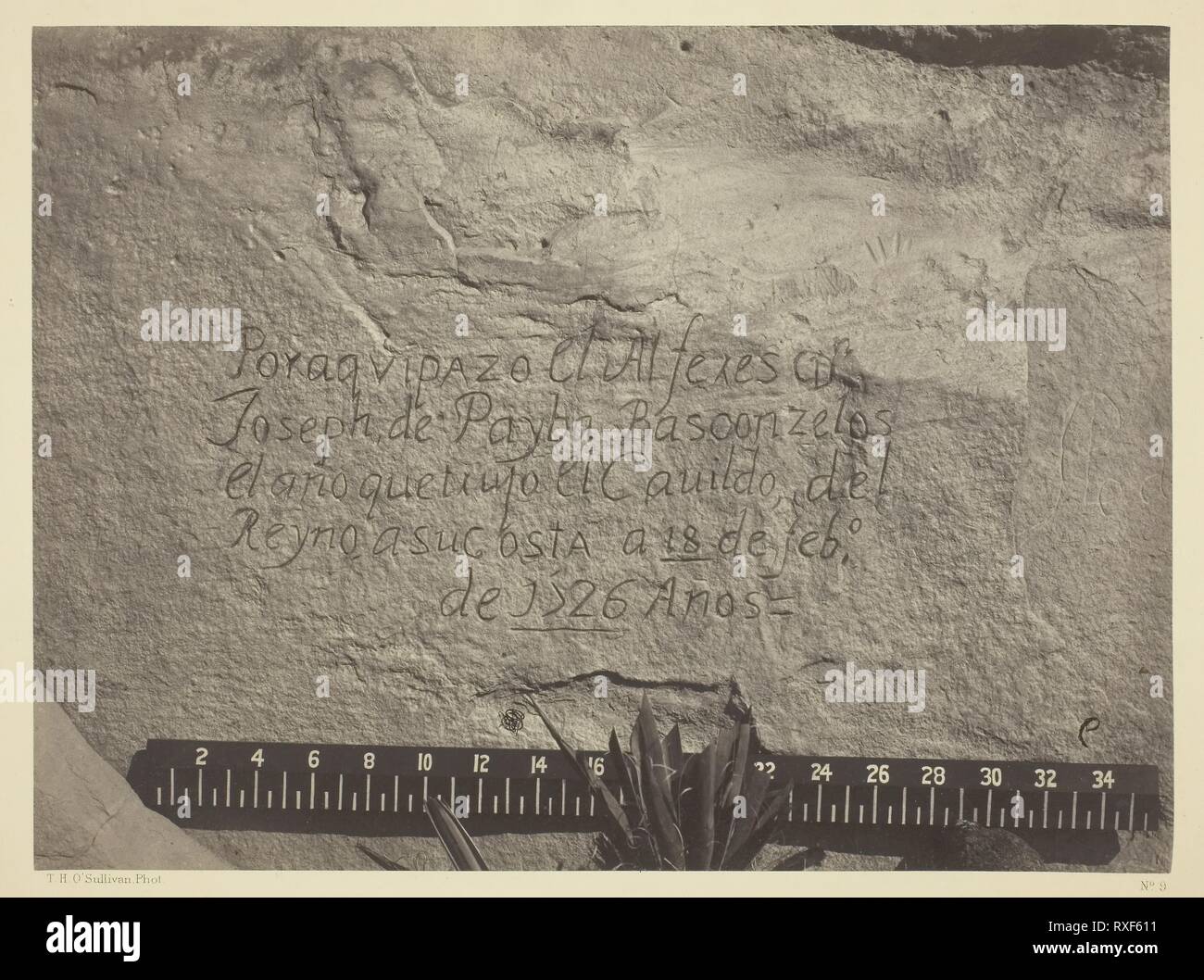 Storico Record spagnoli della conquista, lato sud di iscrizione Rock, N.M. Timothy O'Sullivan; American, nato in Irlanda, 1840-1882. Data: 1873. Dimensioni: 20,3 x 27,4 cm (l'immagine/carta); 40,7 x 50,7 cm (mount). Albume stampa, dall'album "geografiche & esplorazioni geologiche e sondaggi a ovest del meridiano del centenario", vol. 1. Origine: Stati Uniti. Museo: Chicago Art Institute. Foto Stock