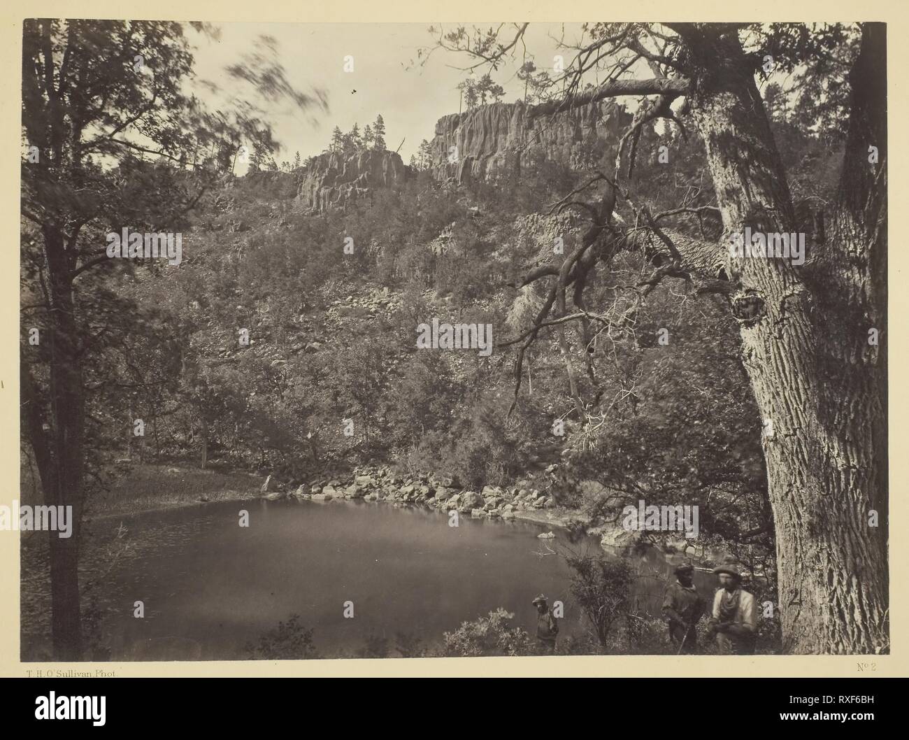 Vista sul lago di Apache, Sierra Blanca gamma, Arizona. Timothy O'Sullivan; American, nato in Irlanda, 1840-1882. Data: 1873. Dimensioni: 20,1 x 27,5 cm (l'immagine/carta); 39,4 x 49,9 cm (mount). Albume stampa, dall'album "geografiche & esplorazioni geologiche e sondaggi a ovest del meridiano del centenario", vol. 1. Origine: Stati Uniti. Museo: Chicago Art Institute. Foto Stock
