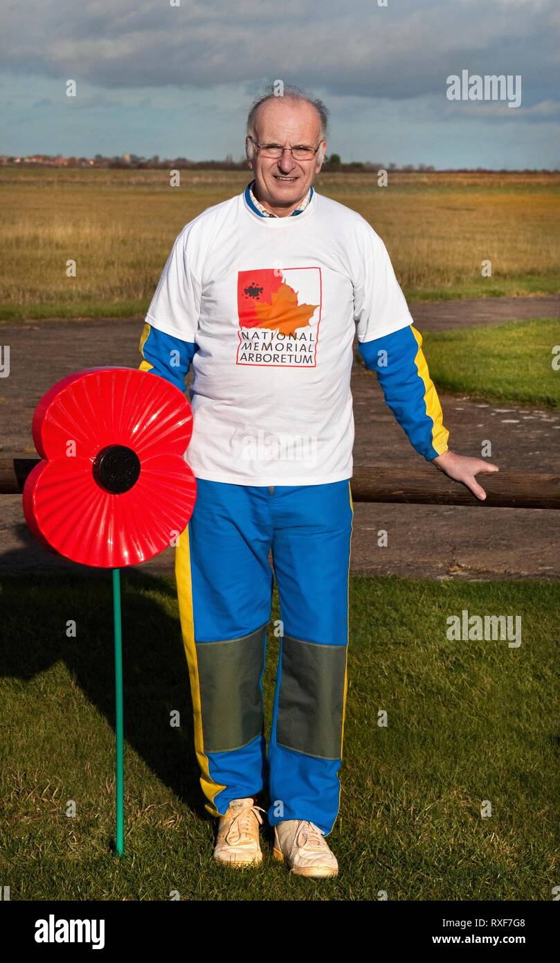 Sir Henry ogni alto sceriffo del Derbyshire 2009 si prepara per un tandem Parachute Jump a Langor Airfield Nottingham.Inghilterra Foto Stock