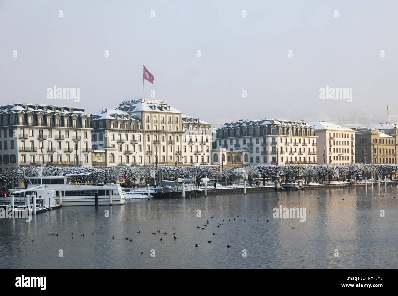Lucerna, Svizzera, 4 Febbraio 2019: il Lago di Lucerna con hotel Schweizerhof su un mistico inverno mattina in Lucerna Foto Stock