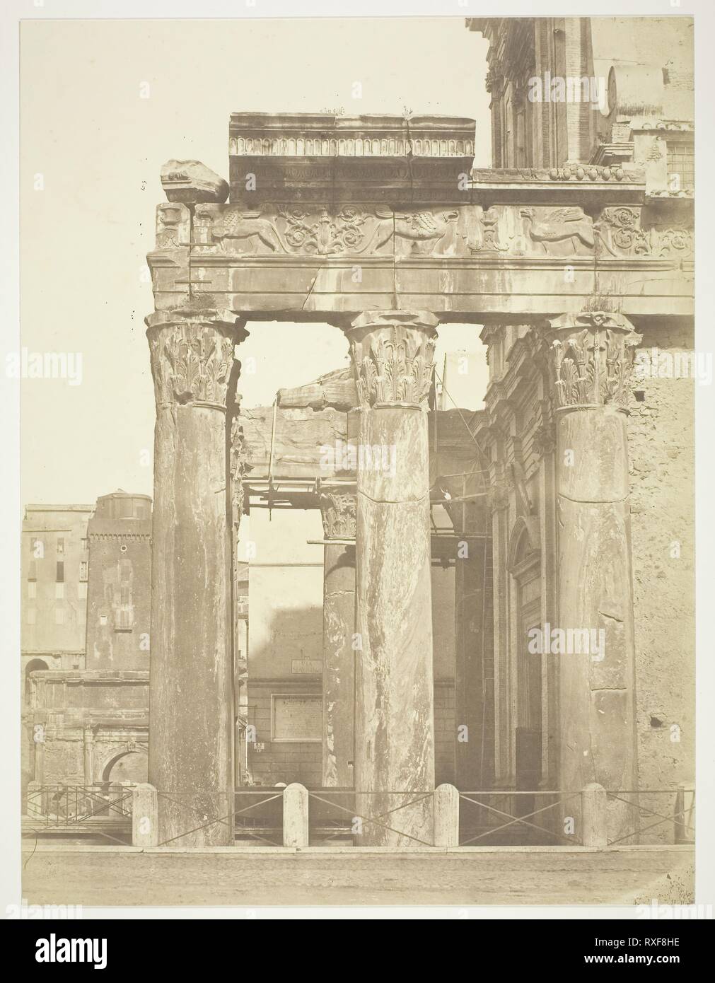 Foro Romano, Antonio e Faustina. Robert MacPherson; scozzese, 1811-1872. Data: 1852-1862. Dimensioni: 37 x 28,2 cm (l'immagine/carta); 45,5 x 40,7 cm (mount). Albume stampa, da 'fotografie di vedute di Roma" (c. 1857). Origine: Scozia. Museo: Chicago Art Institute. Foto Stock