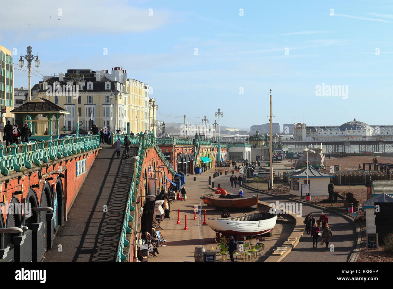BRIGHTON, East Sussex, England, Regno Unito - 7 febbraio 2019: stazione balneare di Brighton e Hove. Fascino nostalgico sul lungomare. Foto Stock