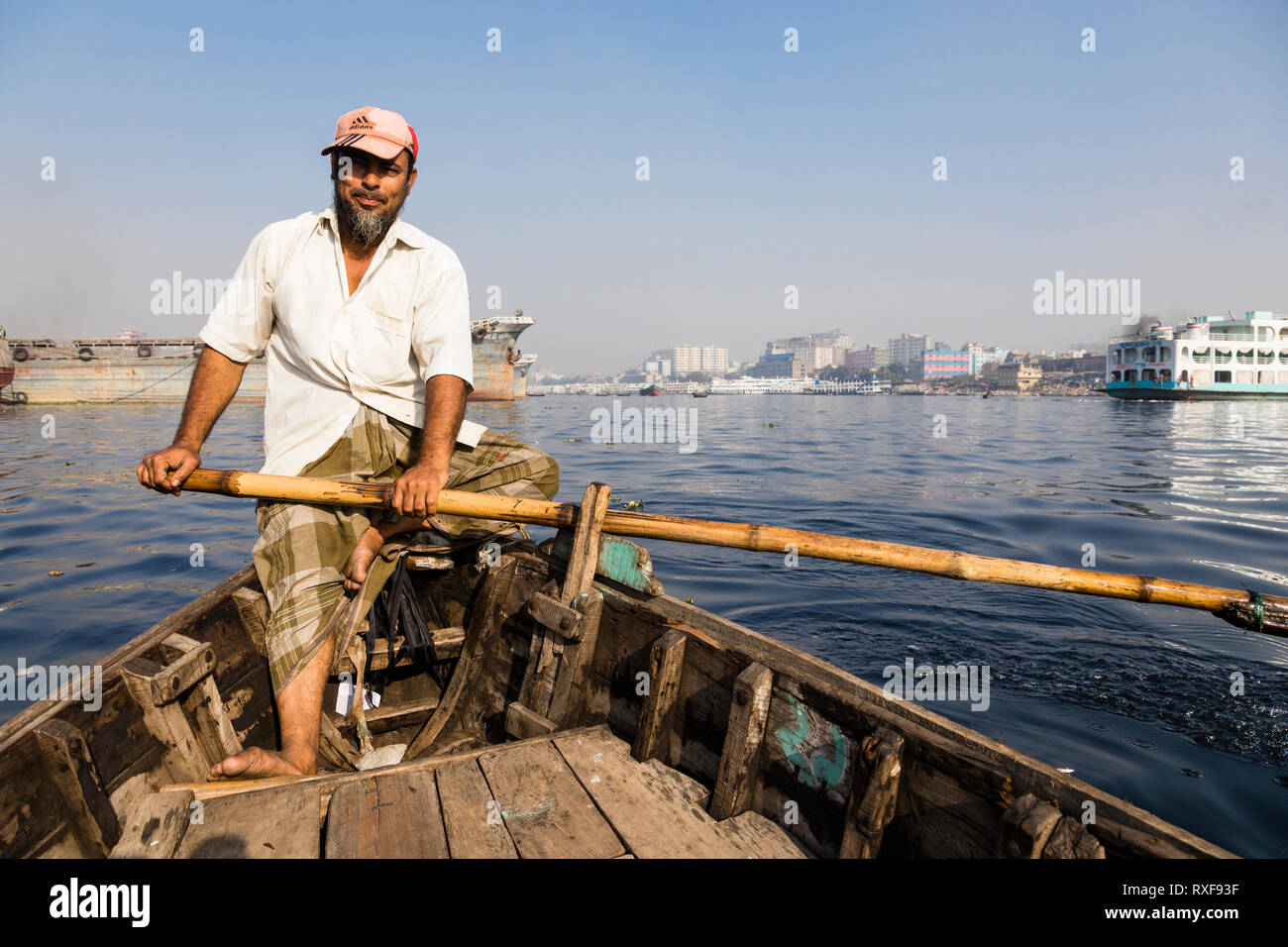 Dacca in Bangladesh, 24 Febbraio 2017: vista ravvicinata di un vogatore in un taxi boat dal punto di vista del passeggero sul fiume Buriganga nel divieto di Dhaka Foto Stock