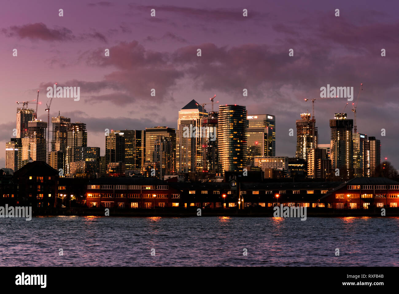 LONDON canary wharf grattacielo skyline sera d'inverno Foto Stock