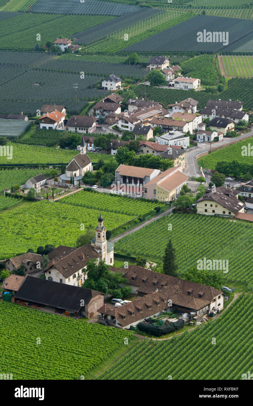 Settequerce, Italia, frutteti e vigneti nella zona agricola vicino a Bolzano Foto Stock