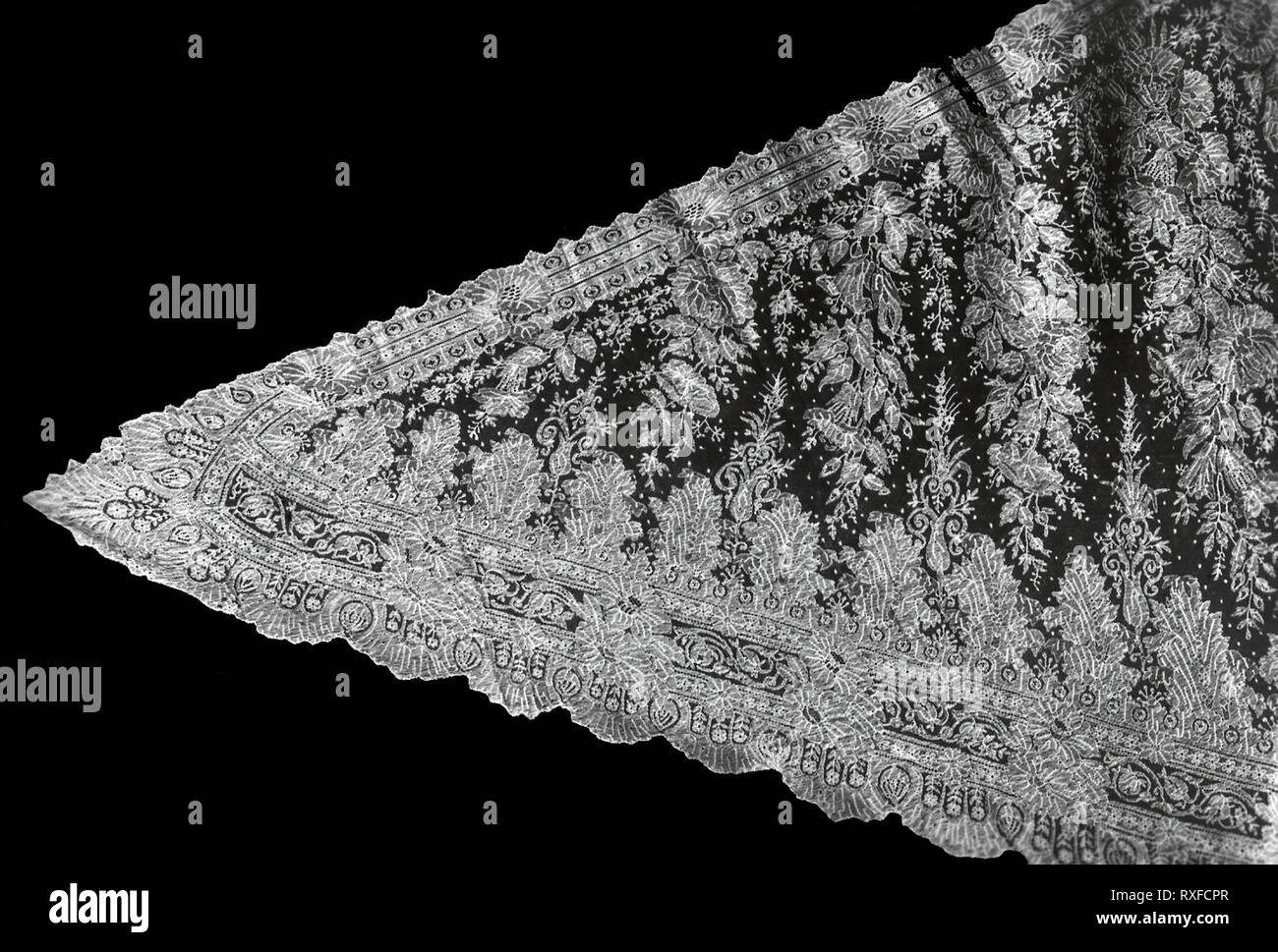 Mezza scialle. In Inghilterra o in Francia. Data: 1860-1869. Dimensioni: 139,8 × 272,2 cm (55 × 106 3/4 in.). Seta e mohair, macchina di spinta di pizzo. Origine: Inghilterra. Museo: Chicago Art Institute. Foto Stock
