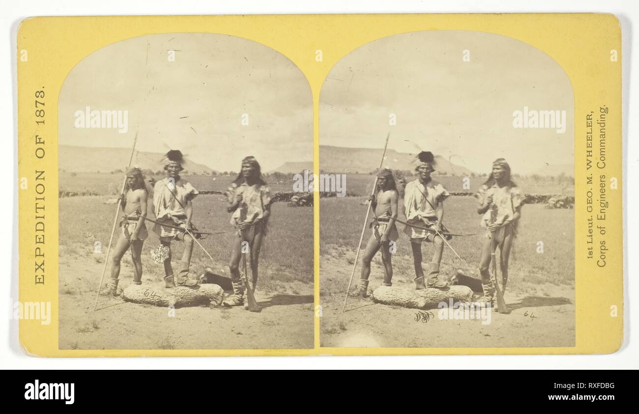 Gli Indiani di Apache, come appaiono pronto per la guerra-path. Timothy O'Sullivan (American, nato in Irlanda, 1840-1882); commissionato da George Wheeler per il reparto di guerra, il Corpo degli Ingegneri, U.S. Esercito. Data: 1873. Dimensioni: 9,3 x 7,4 cm (ogni immagine); 10 x 17,7 cm (scheda). Albume stampa, stereo, No. 33 dalla serie 'esplorazioni geografiche e indagini a ovest del meridiano centesimo". Origine: Stati Uniti. Museo: Chicago Art Institute. Foto Stock