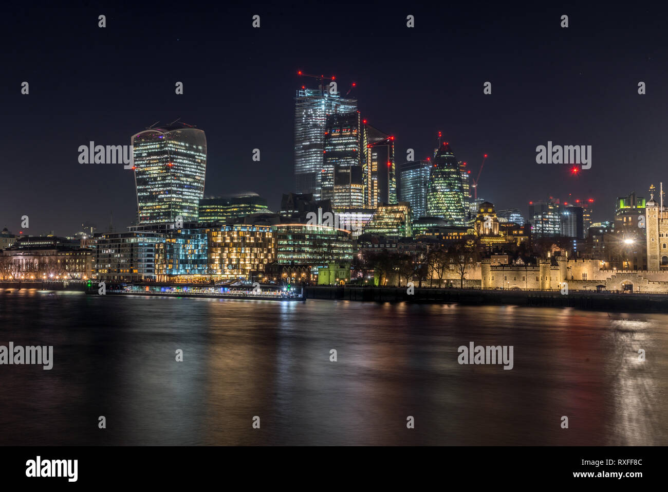 Il quartiere finanziario di Londra di notte Foto Stock