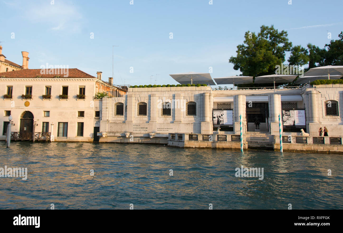 La Collezione Peggy Guggenheim, un museo di arte moderna sul Canal Grande nel sestiere di Dorsoduro sestiere di Venezia, Italia Foto Stock