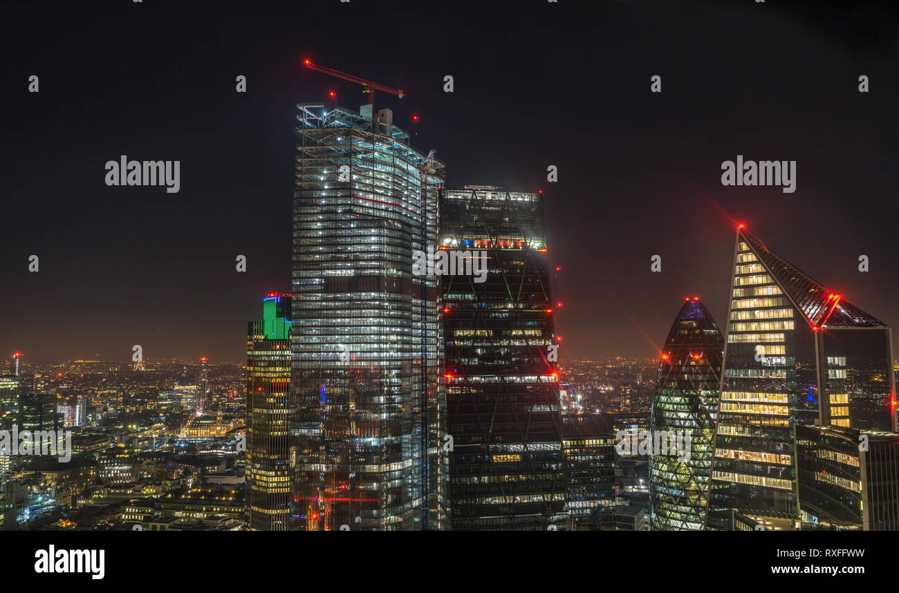Nel distretto finanziario londinese di notte Foto Stock