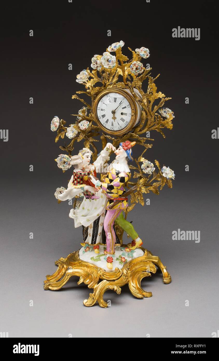 Arlecchino famiglia orologio. Porcellana di Meissen Manufactory; Tedesco,  fondata 1710; Modello da: Kändler Johann J.; Tedesco, 1706-1775. Data:  1735-1745. Dimensioni: figure: 17,8 x 11,4 cm (7 x 4 1/2 in.), in totale: