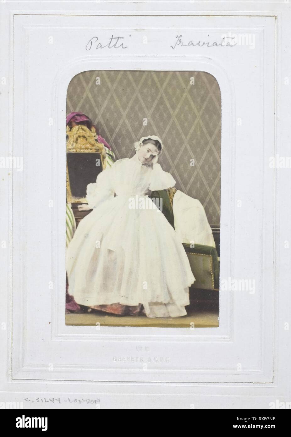 Adelina Patti Traviata. Camille-Léon-Louis Silvy; francese, 1834-1910. Data: 1860-1869. Dimensioni: 8,6 × 5,7 cm (immagine/carta); 9,5 × 6,4 cm (mount). Albume stampa. Provenienza: Francia. Museo: Chicago Art Institute. Foto Stock