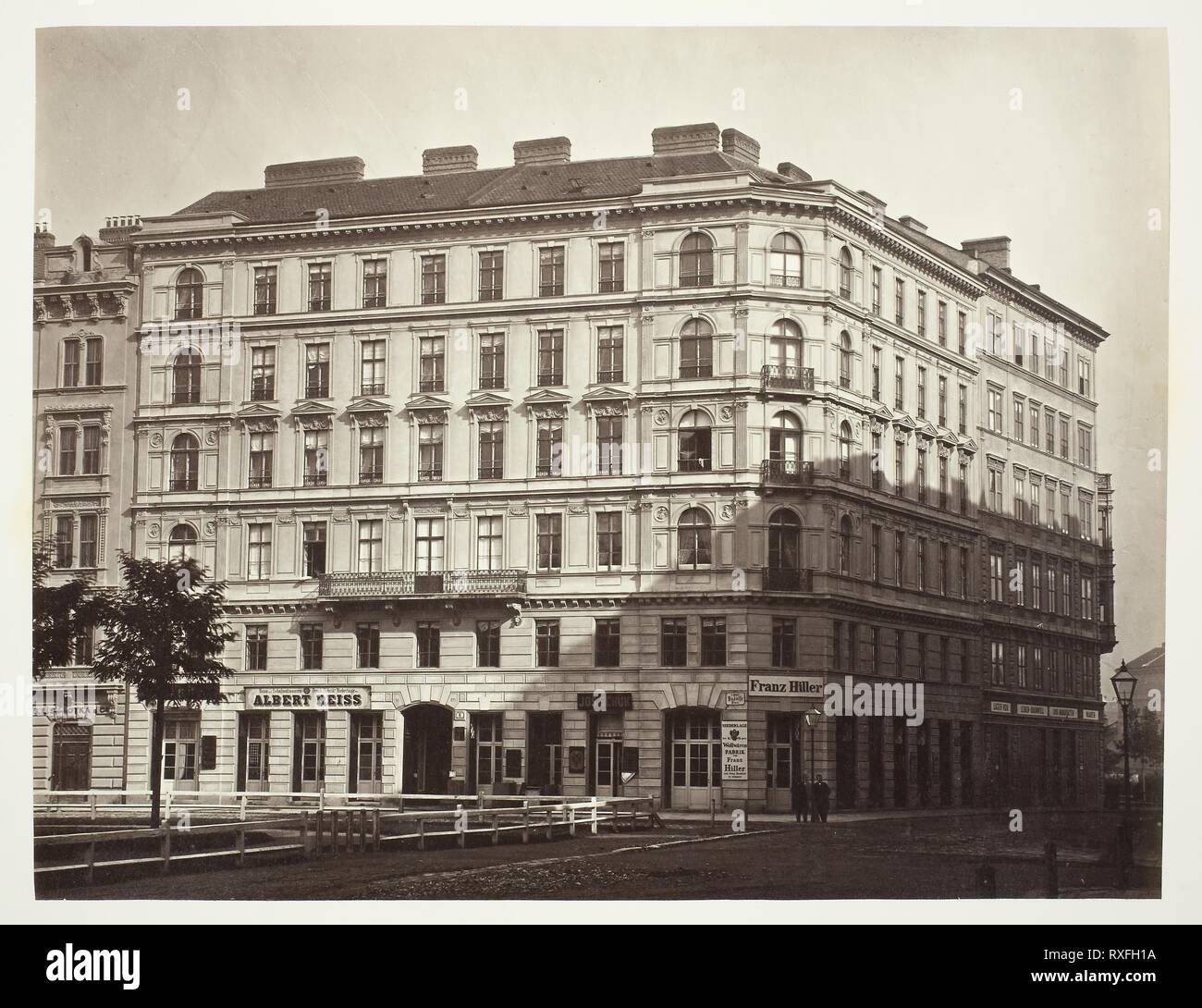 Rudolfs Platz n. 6, Zinshaus des Freyherrn J. von Mayer. Artista sconosciuto; austriaco del XIX secolo. Data: 1860-1869. Dimensioni: 25,9 x 33,5 cm (l'immagine/carta); 42,7 × 61,2 cm (album). Albume stampa. Origine: Austria. Museo: Chicago Art Institute. Autore: anonimo. Foto Stock