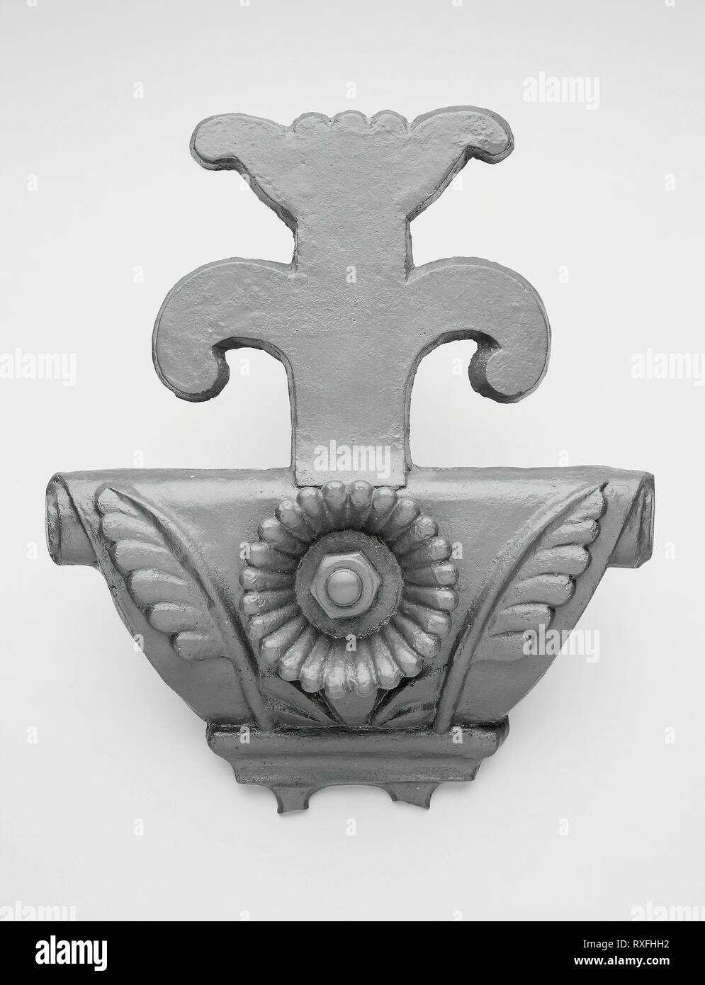 Edificio Pullman-Jennings: Ornamento dalla estremità di una trave. Solon Spencer Beman; American, 1853-1914. Data: 1882-1883. Dimensioni: 58 × 45 × 11 cm. Ghisa verniciata. Origine: Madison Street, 1214-1222 West. Museo: Chicago Art Institute. Foto Stock