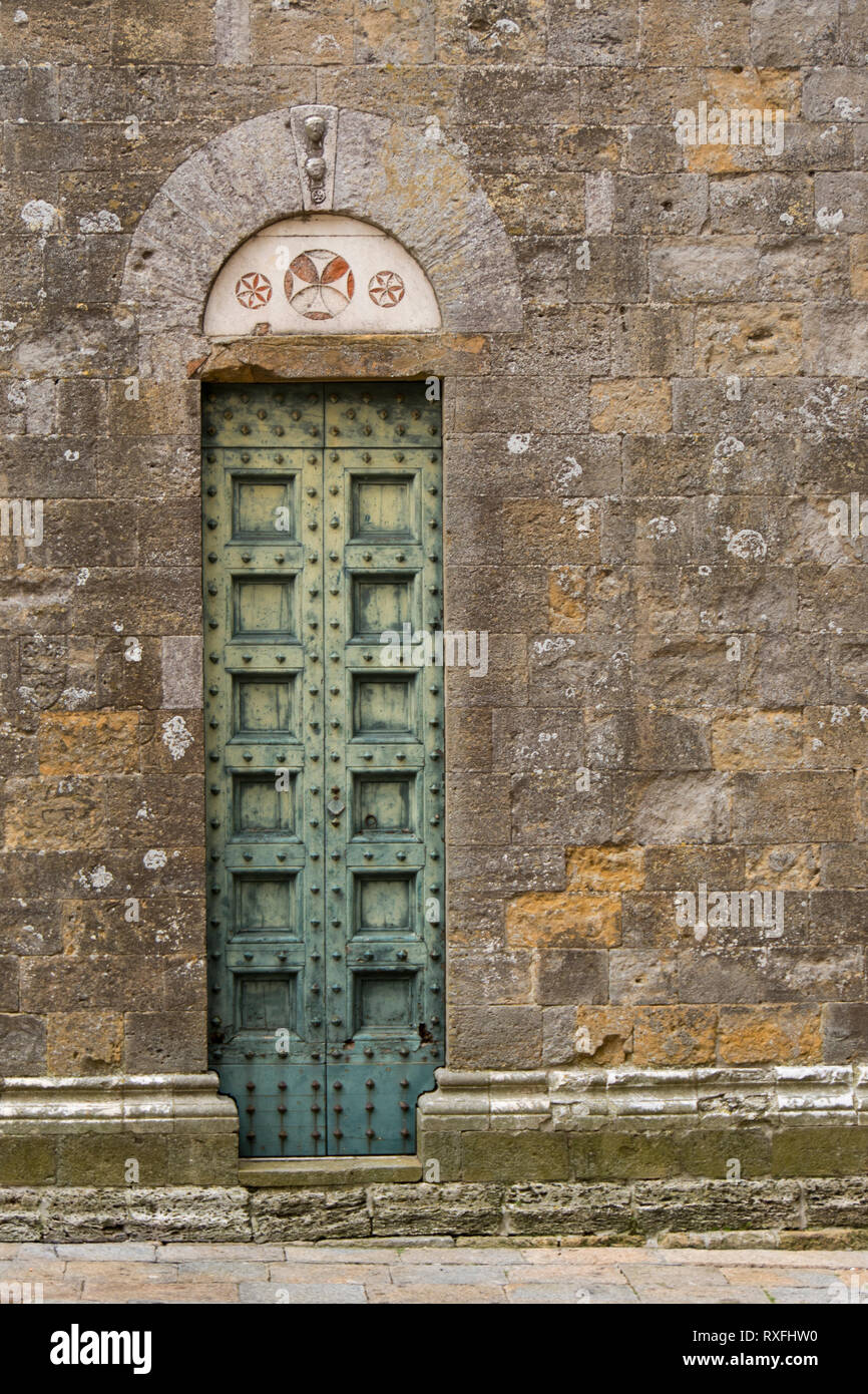 Porta del Battistero di San Giovanni a Volterra, una città murata a sud-ovest di Firenze, Italia Foto Stock