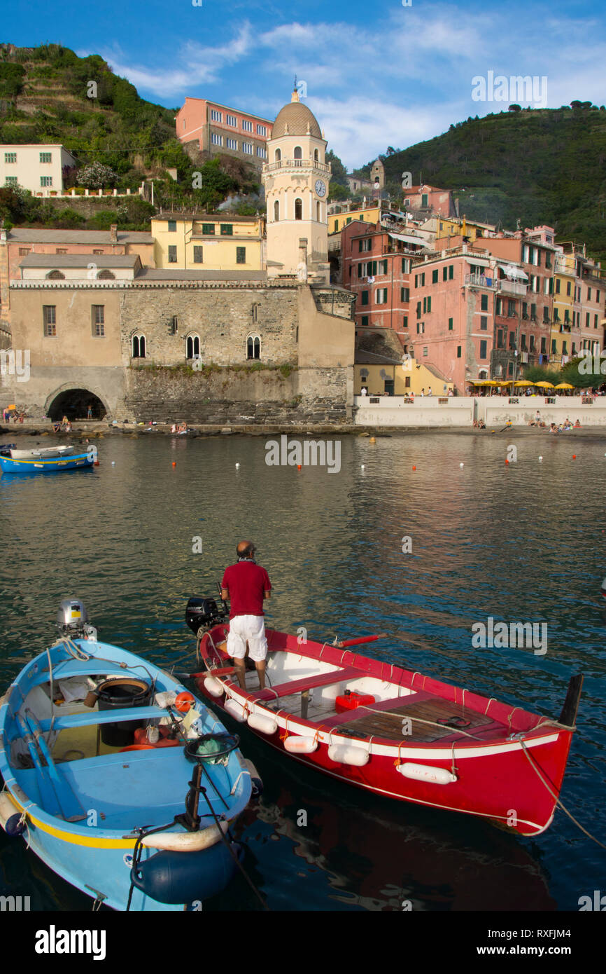 Porta al riparo a Vernazza, una città e il comune si trova in provincia di La Spezia, Liguria, northwestern Italia. Si tratta di uno dei cinque comuni che compongono le Cinque Terre Foto Stock