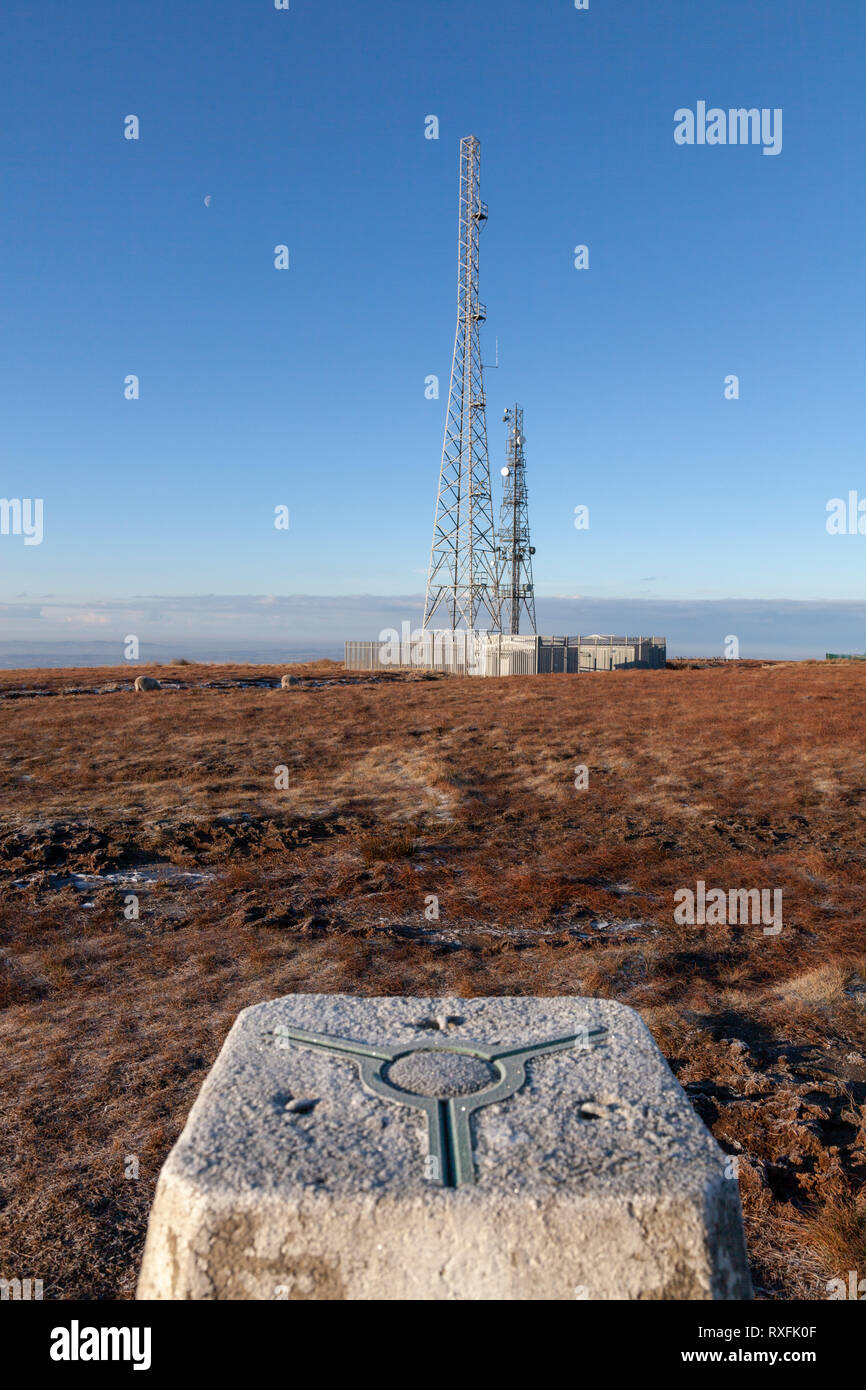 Il Trigg point e antenne di comunicazione nella parte superiore della collina di inverno, Lancashire Foto Stock