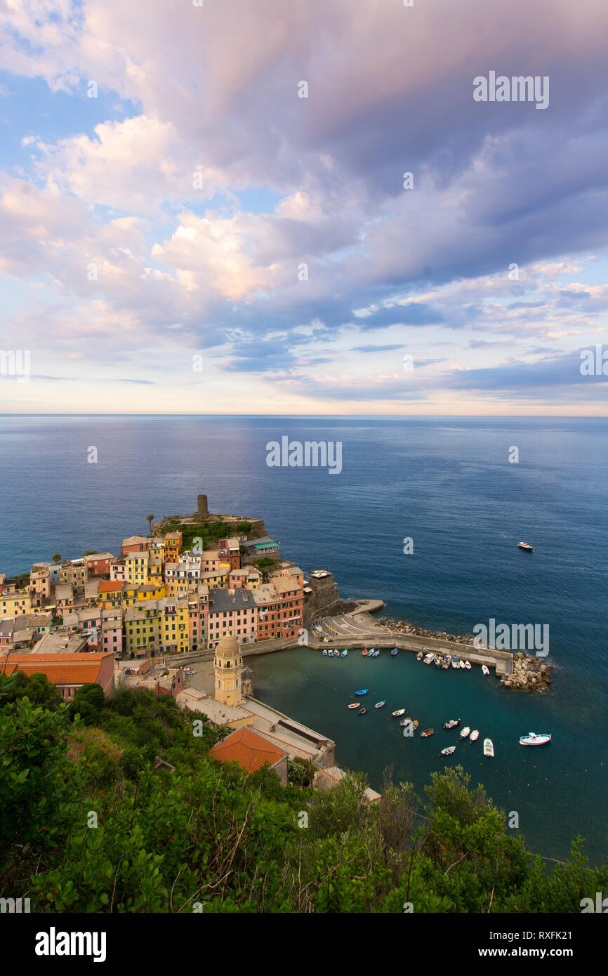 Porta al riparo a Vernazza, una città e il comune si trova in provincia di La Spezia, Liguria, northwestern Italia. Si tratta di uno dei cinque comuni che compongono le Cinque Terre Foto Stock
