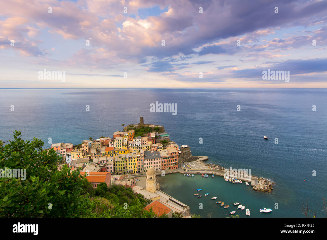 Porta al riparo a Vernazza, una città e il comune si trova in provincia di La Spezia, Liguria, northwestern Italia. Si tratta di uno dei cinque comuni che compongono le Cinque Terre Foto Stock