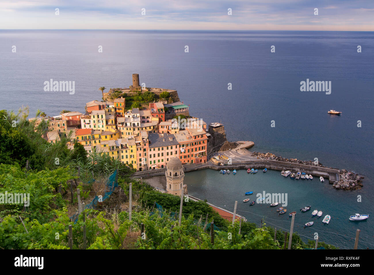 Porta al riparo a Vernazza, una città e il comune si trova in provincia di La Spezia, Liguria, northwestern Italia. Si tratta di uno dei cinque comuni che compongono le Cinque Terre Foto Stock