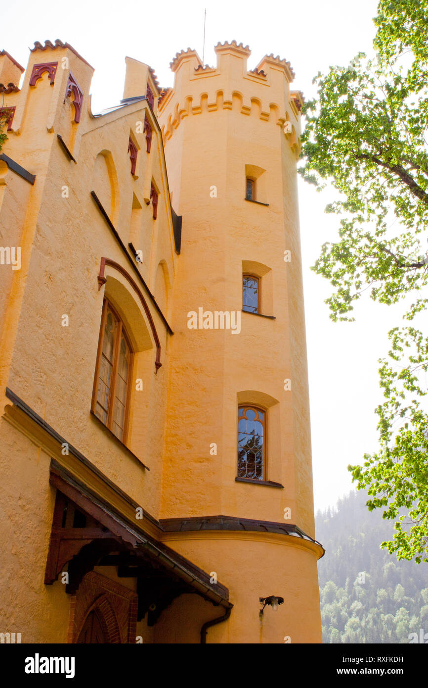 Torri e parapetti sulle mura del castello al Castello di Hohenschwangau in Baviera, Germania Foto Stock