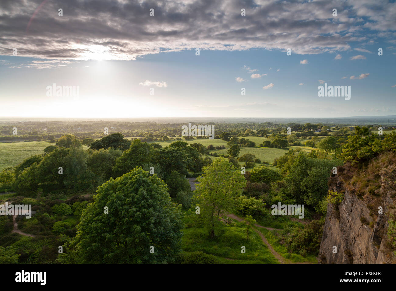 La vista su tutta la campagna di Lancashire verso la costa di Fylde da Denham quarry vicino a Chorley Foto Stock