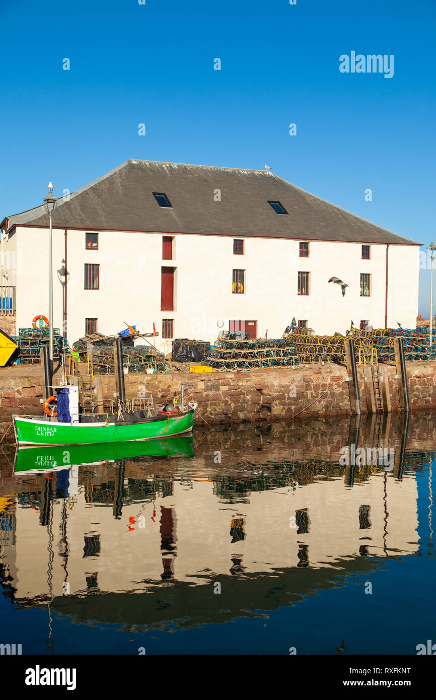 Una vecchia barca da pesca ormeggiate in Dunbar Porto Vecchio, Dunbar, East Lothian, Scozia Foto Stock